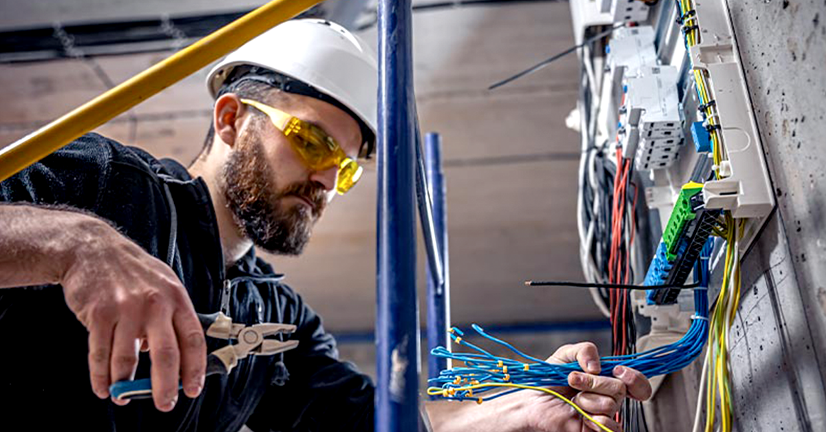 KM Tecnoservicios brinda servicios técnicos integrales y soluciones de transporte y logística, incluyendo instalaciones de aire acondicionado, trabajos eléctricos, redes informáticas, desmontaje técnico y traslados para hogares y empresas en Uruguay.